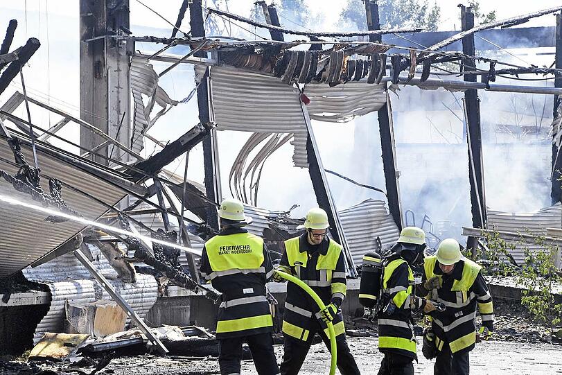 Die Lagerhalle in Markt Indersdorf ist komplett abgebrannt - wie es zu dem Feuer kam, ist aktuell noch unklar. Die Bilder vom Feuerwehreinsatz.