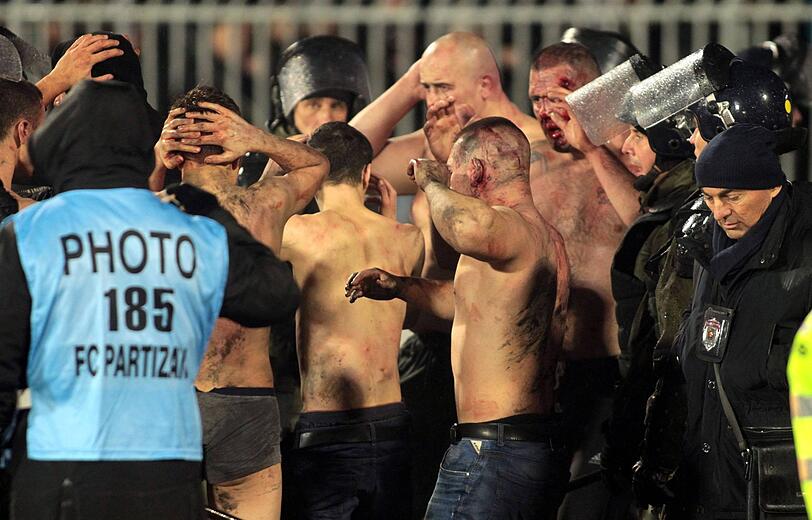Wenn Fußball zur Nebensache wird: Beim Belgrader Derby zwischen Roter Stern und Partizan kam es zu heftigen Ausschreitungen. 17 Personen wurden dabei verletzt. Die Bilder.