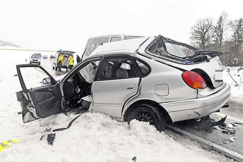 Am Dienstag ist auf der Straße zwischen Glonn und Grafing bei Bruck einen schweren Unfall gegeben: Ein Auto geriet auf die Gegenfahrbahn und wurde dort von einem Kleintransporter gerammt.