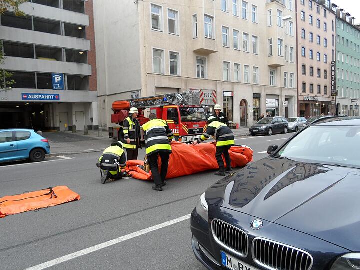 Der Einsatz ist glücklich beendet. Die Feuerwehr räumt die Luftkissen wieder ein.