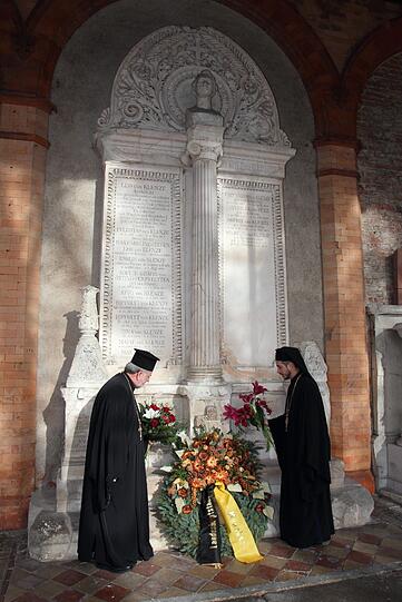Apostolos Malamoussis und Peter Klitsch am Grab von Leo von Klenze auf dem Alten Südlichen Friedhof.