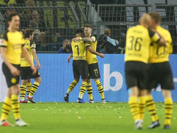 Dortmunds Torchütze Marco Reus (3.v.r) feiert seinen Treffer zum 2:1 mit Jadon Sancho (4.v.r).