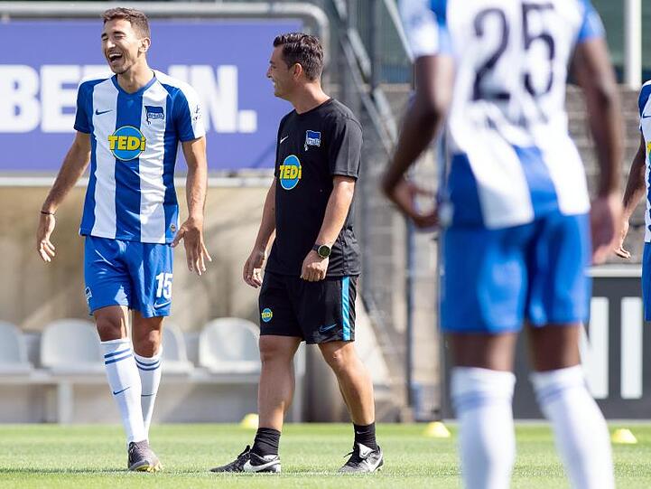 Der neue Hertha-Trainer Ante Covic (M.) scherzt im Training mit Marko Grujic (l).