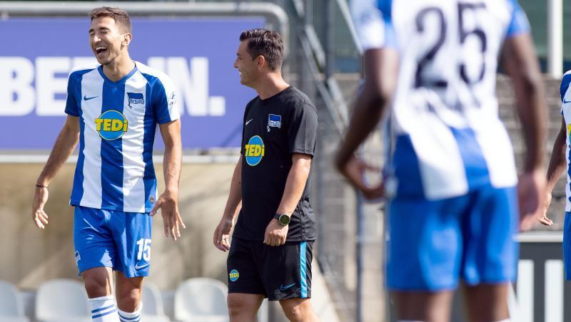 Der neue Hertha-Trainer Ante Covic (M.) scherzt im Training mit Marko Grujic (l). Der neue Hertha-Trainer Ante Covic (M.) scherzt im Training mit Marko Grujic (l).