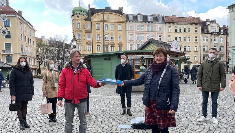 Am Wiener Platz: Rechtsanwalt Benno Ziegler übergibt die Petition im Kreis von Betroffenen an Rosi Steinberger, die Vorsitzende des Umweltausschusses im Landtag.