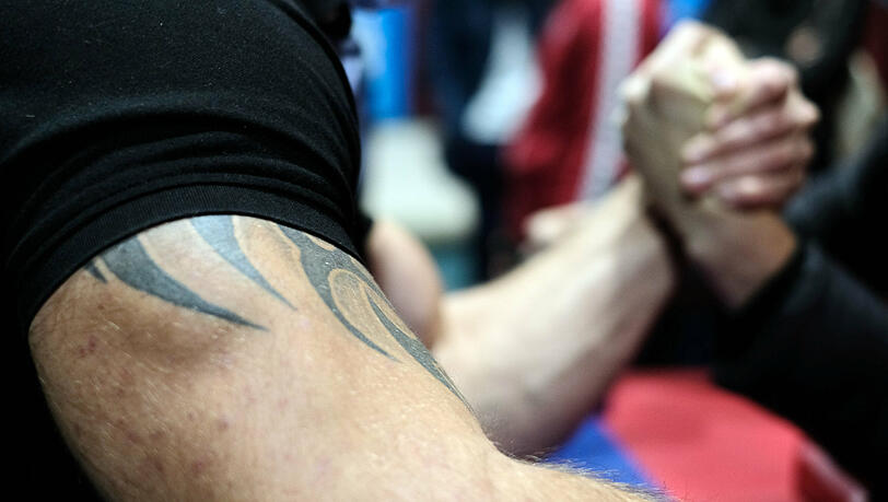 Beim Kräftemessen brach sich einer der Männer den Arm. (Symbolbild)