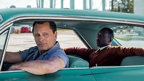 "Green Book - Eine besondere Freundschaft": Der gefeierte Pianist Dr. Donald Shirley (Mahershala Ali, r.) engagiert den Nachtklub-Türsteher Tony "Lip" Vallelonga (Viggo Mortensen) als Chauffeur.