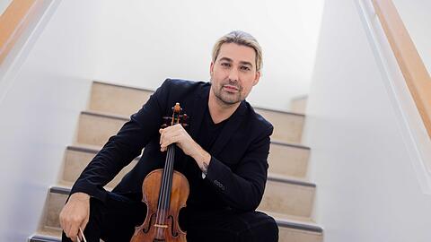 Geiger David Garrett sitzt vor einem dpa-Interview in der Flora.