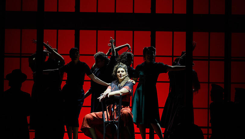Sophie Rennert als Carmen mit Flamenco-Tänzerinnen in Herbert Föttingers Neuinszenierung der Oper von Georges Bizet im Gärtnerplatztheater.