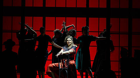 Sophie Rennert als Carmen mit Flamenco-Tänzerinnen in Herbert Föttingers Neuinszenierung der Oper von Georges Bizet im Gärtnerplatztheater.