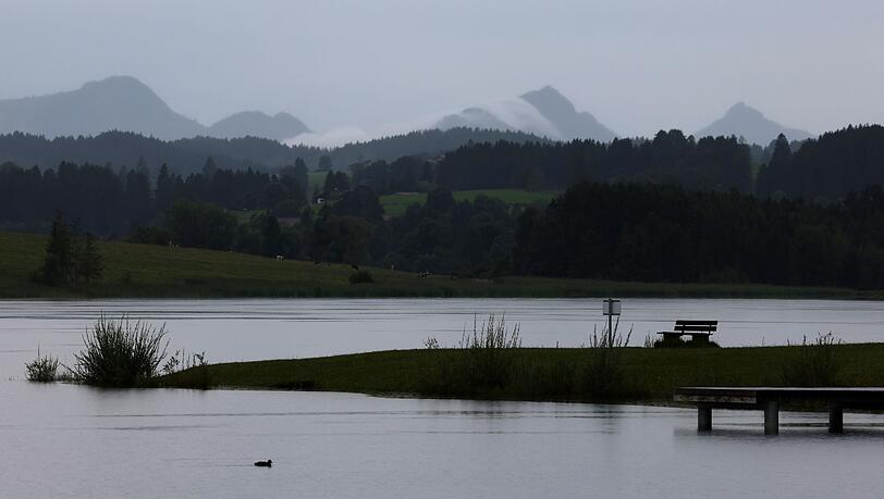 Aus Südwesten zieht Regen nach Bayern. (Archivbild)