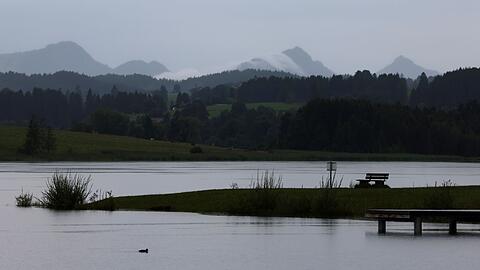 Aus Südwesten zieht Regen nach Bayern. (Archivbild)