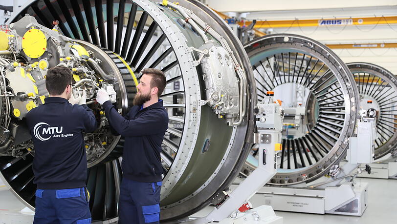 Ein Mitarbeiter arbeitet in einem Werk der MTU Aero Engines AG an einer Flugzeug-Turbine. Flugger&auml;temechaniker verdienen bei MTU Aero Engines zwischen rund 3500 und 4500 Euro pro Monat &ndash; Zulagen und dergleichen nicht miteingerechnet.