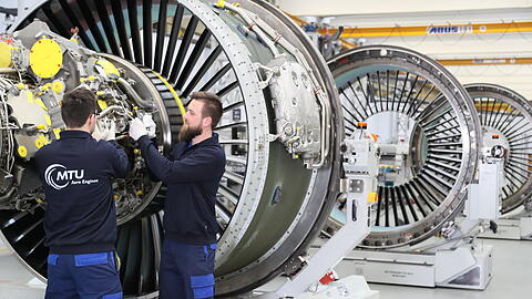 Ein Mitarbeiter arbeitet in einem Werk der MTU Aero Engines AG an einer Flugzeug-Turbine. Flugger&auml;temechaniker verdienen bei MTU Aero Engines zwischen rund 3500 und 4500 Euro pro Monat &ndash; Zulagen und dergleichen nicht miteingerechnet.