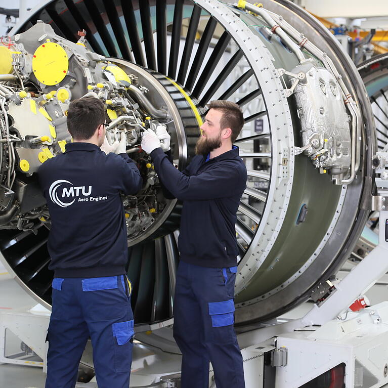 Mitarbeiter von MTU Aero Engines arbeiten an einer Flugzeug-Turbine. Flugger&auml;temechaniker verdienen bei MTU Aero Engines zwischen rund 3500 und 4500 Euro pro Monat &ndash; Zulagen und dergleichen nicht miteingerechnet.