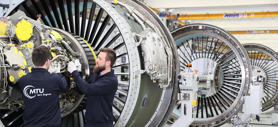 Mitarbeiter von MTU Aero Engines arbeiten an einer Flugzeug-Turbine. Flugger&auml;temechaniker verdienen bei MTU Aero Engines zwischen rund 3500 und 4500 Euro pro Monat &ndash; Zulagen und dergleichen nicht miteingerechnet.