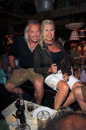 Robert Geiss mit Ehefrau Carmen im Käferzelt.