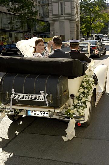 Das Brautpaar fährt in einem Olditmer davon
