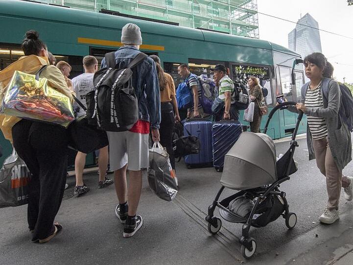 Gruppenweise verlassen Menschen den Evakuierungsbereich im Frankfurter Ostend.