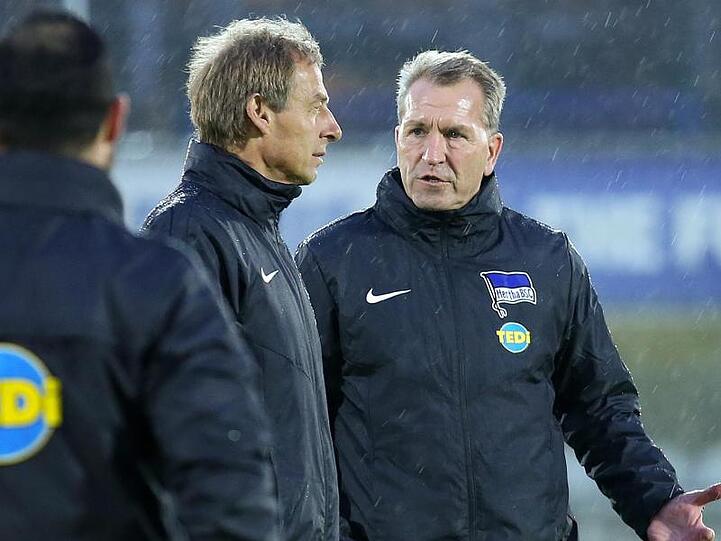 Erstes Training nach dem Trainerwechsel: Jürgen Klinsmann steht mit Torwartcoach Andreas Köpke (r) im Regen auf dem Spielfeld.