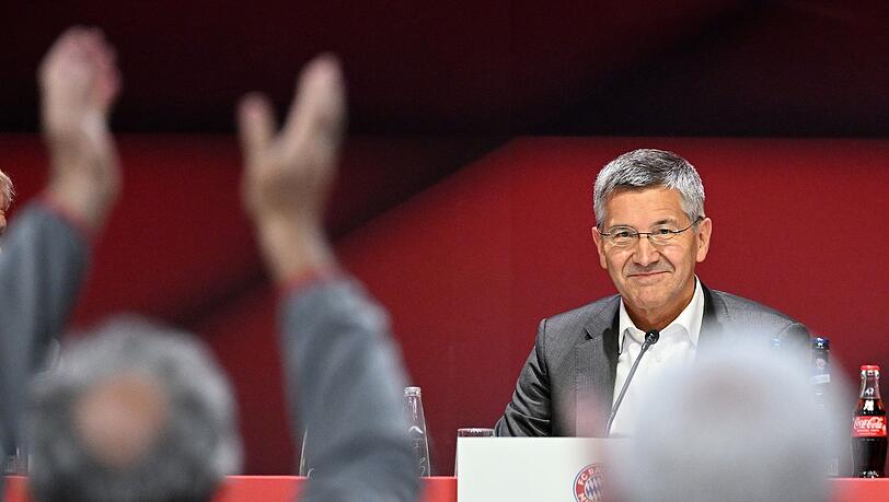 Mitglieder jubeln dem wiedergewählten Präsidenten des FC Bayern, Herbert Hainer, zu.