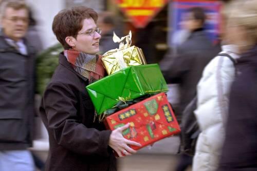 Der Weihnachts-Einkauf belastet heuer den Geldbeutel stärker.