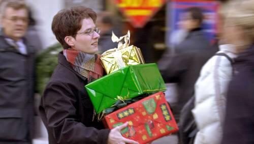 Der Weihnachts-Einkauf belastet heuer den Geldbeutel stärker. Der Weihnachts-Einkauf belastet heuer den Geldbeutel stärker.