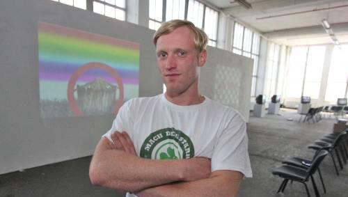 Farbenfroh: Patrick Ruckdeschel vor seinen Video-Installationen. Farbenfroh: Patrick Ruckdeschel vor seinen Video-Installationen.