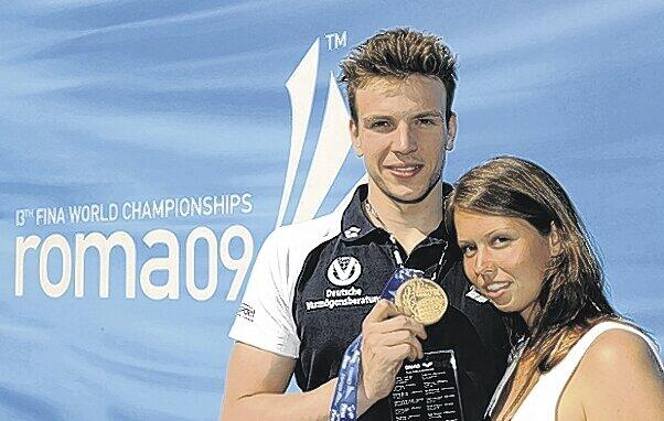 Präsentierte in Rom stolz seine Goldmedaille und seine Freundin Jule: Doppel-Weltmeister Paul Biedermann.