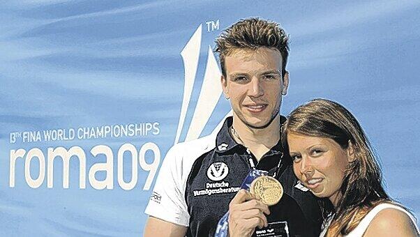 Präsentierte in Rom stolz seine Goldmedaille und seine Freundin Jule: Doppel-Weltmeister Paul Biedermann. Präsentierte in Rom stolz seine Goldmedaille und seine Freundin Jule: Doppel-Weltmeister Paul Biedermann.