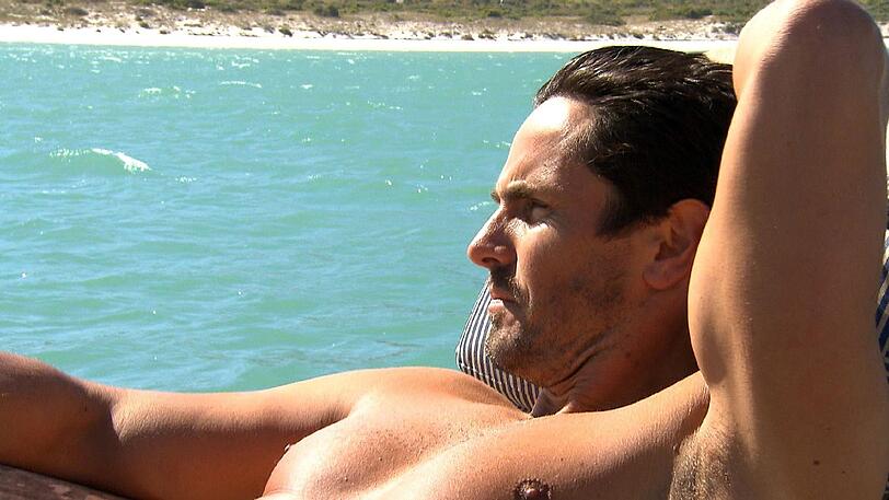 Während er auf die Ladies wartet, genießt Bachelor Jan das Bad in der Sonne.