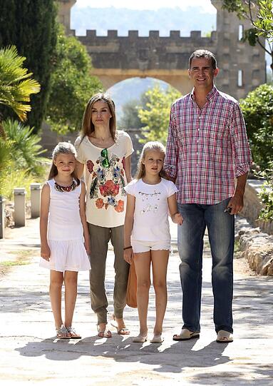 König Felipe und Königin Letizia von Spanien mit ihren Töchtern Leonor und Sofia.