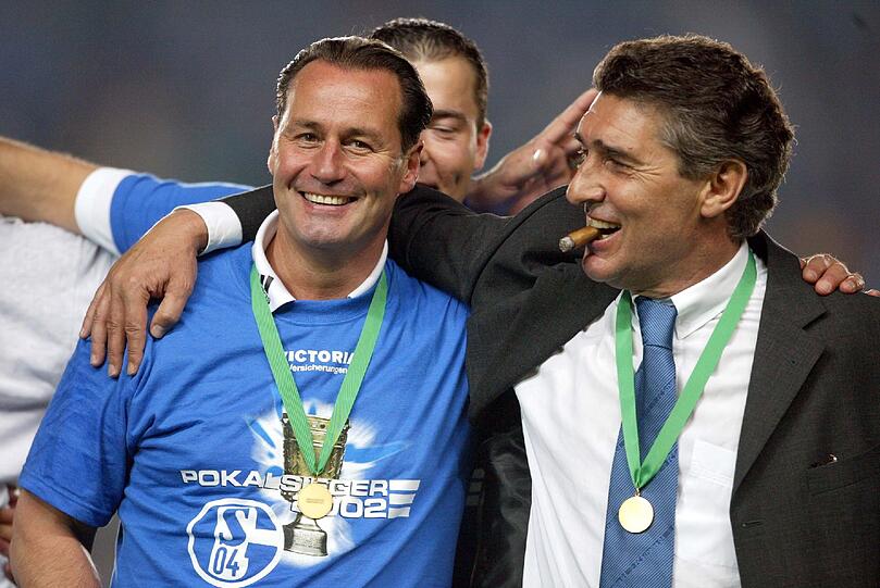 HUUB STEVENS (2001/02): Huub Stevens gibt im Winter bekannt, dass er Schalke 04 zum Saisonende in Richtung Hertha BSC verlässt. Der Niederländer verabschiedet sich mit dem DFB-Pokalsieg und wird später als Schalker Jahrhunderttrainer geehrt.