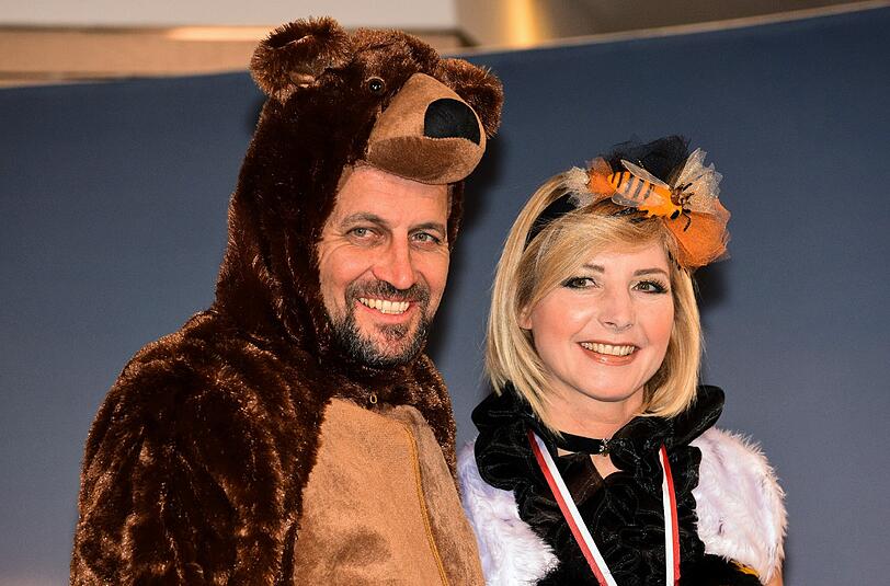 Die bayerische Umweltministerin Ulrike Scharf (CSU, r) kommt in "tierischer" Begleitung zur Fastnacht in Franken.
