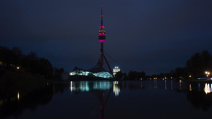 Der Olympiaturm am Montagabend.