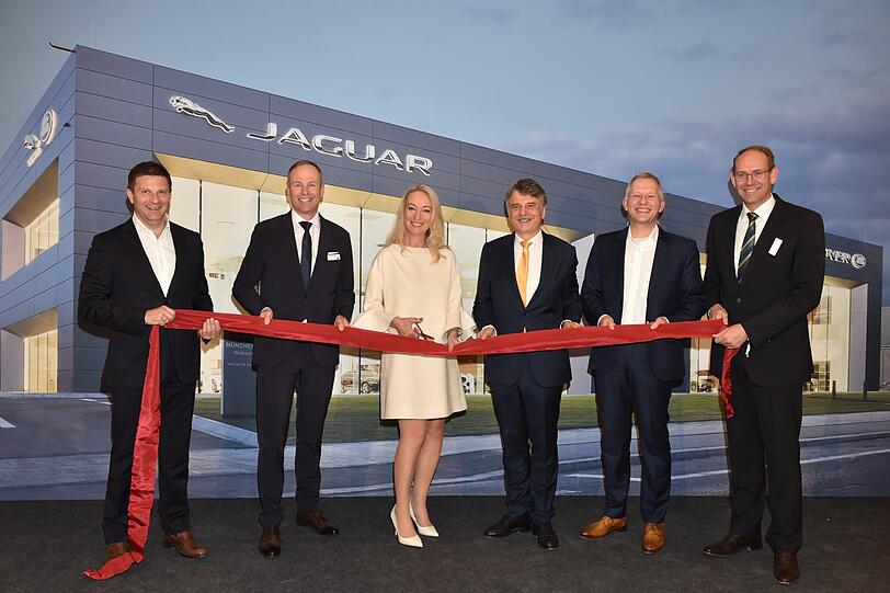 Dmitry Kolchanov (Regional Director Europe Jaguar Land Rover) , Michael Fleischmann (Geschäftsführer Auto Bierschneider GmbH), Doris Fleischmann (Geschäftsführer Auto Bierschneider GmbH), Prof. Dr. Ralf Speth (CEO Jaguar Land Rover), Felix Bräutigam (CCO Jaguar Land Rover), Jan-Kas van der Stelt (Geschäftsführer Jaguar Land Rover Deutschland)