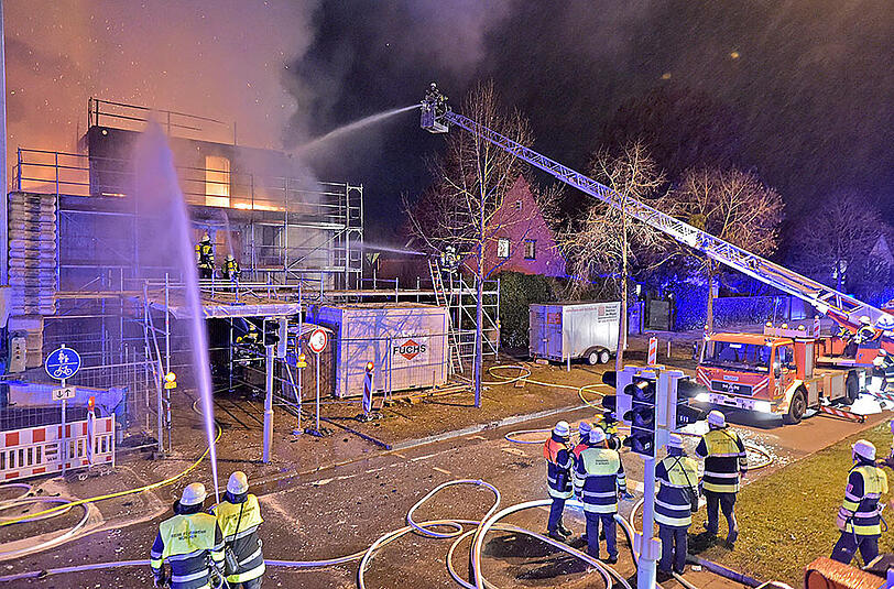 Am frühen Donnerstagmorgen kam es zu einem Brand auf einer Baustelle in der Von-Kahr-Straße. Der Rohbau eines Mehrfamilienhauses wurde komplett zerstört.