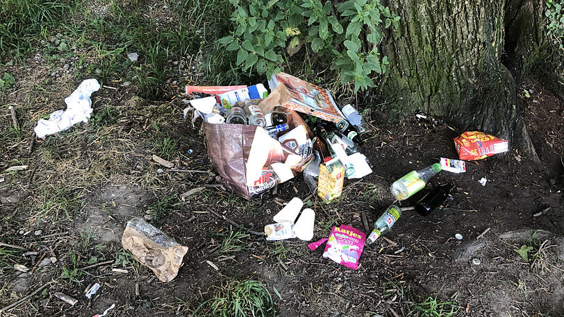 Pizzakartons, Plastikverpackungen und Glasflaschen: Der Müll wird von den Feierenden einfach liegen gelassen.