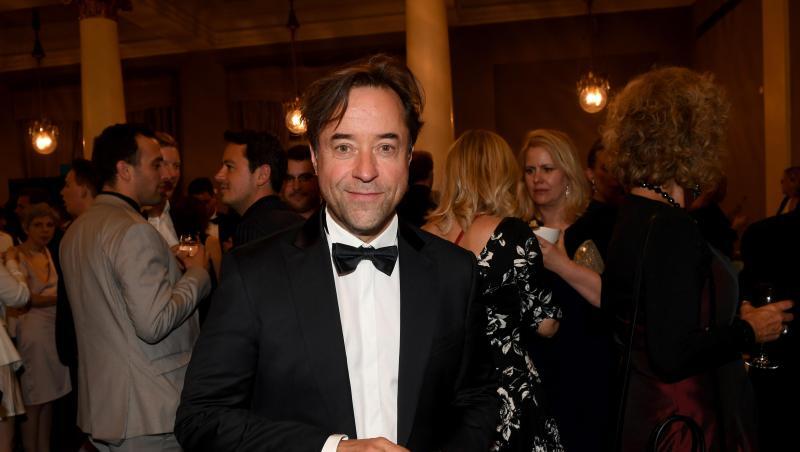 Der Schauspieler Jan Josef Liefers feiert nach der Verleihung des Bayerischen Fernsehpreises im Prinzregententheater. Foto: Felix Hörhager Der Schauspieler Jan Josef Liefers feiert nach der Verleihung des Bayerischen Fernsehpreises im Prinzregententheater. Foto: Felix Hörhager