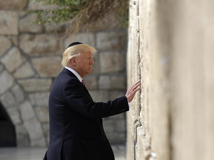 Donald Trump steht am 22.05.2017 vor der Klagemauer in Jerusalem. Trump ist der erste US-Präsident, der das höchste jüdische Heiligtum während seiner Amtszeit besucht hat.