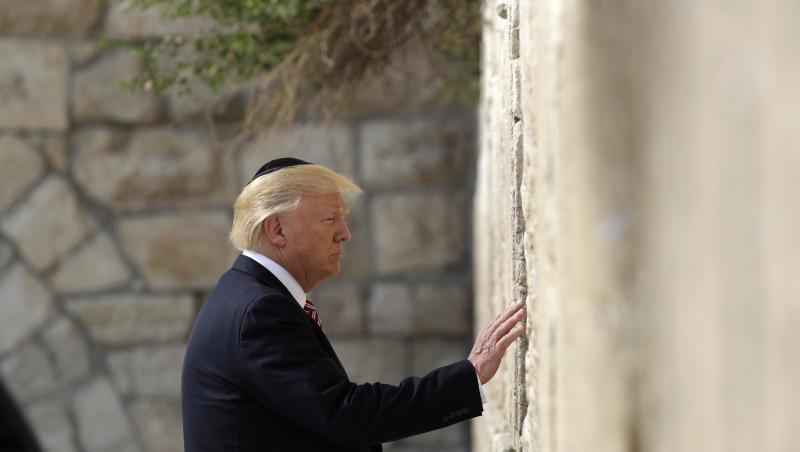 Donald Trump steht am 22.05.2017 vor der Klagemauer in Jerusalem. Trump ist der erste US-Präsident, der das höchste jüdische Heiligtum während seiner Amtszeit besucht hat. Donald Trump steht am 22.05.2017 vor der Klagemauer in Jerusalem. Trump ist der erste US-Präsident, der das höchste jüdische Heiligtum während seiner Amtszeit besucht hat.