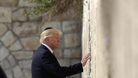 Donald Trump steht am 22.05.2017 vor der Klagemauer in Jerusalem. Trump ist der erste US-Präsident, der das höchste jüdische Heiligtum während seiner Amtszeit besucht hat.