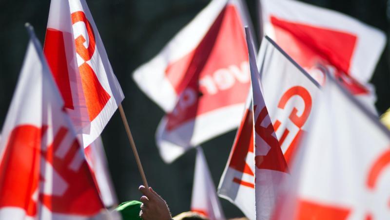 Teilnehmer eines Warnstreiks im öffentlichen Dienst schwenken Gewerkschaftsfahnen von GEW und Verdi. Teilnehmer eines Warnstreiks im öffentlichen Dienst schwenken Gewerkschaftsfahnen von GEW und Verdi.