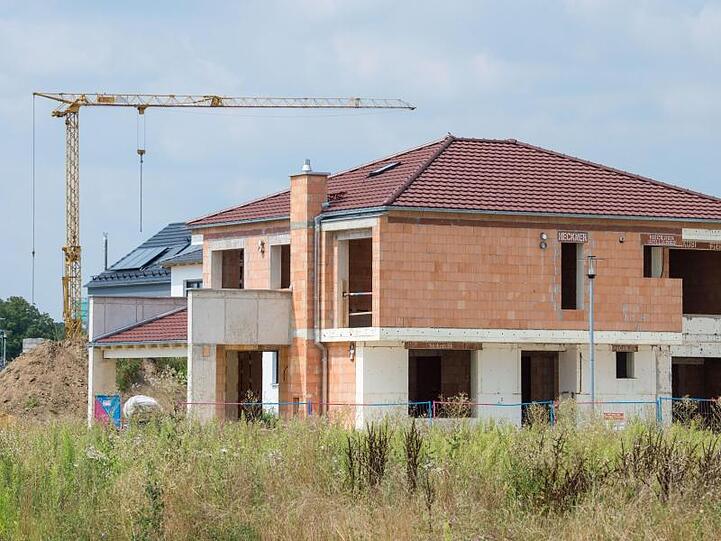 Ein nicht fertiggestelltes Haus steht in einem Neubaugebiet. Foto: Lino Mirgeler/Archivbild