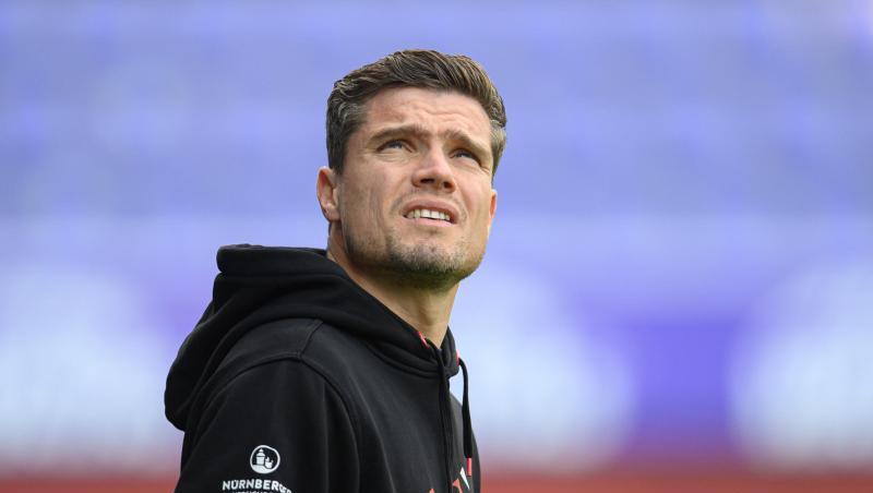 Nürnbergs Trainer Robert Klauß schaut vor Beginn des Spiels nach oben.