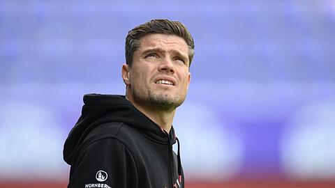 Nürnbergs Trainer Robert Klauß schaut vor Beginn des Spiels nach oben.