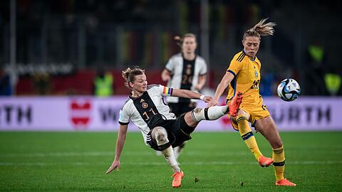 Alexandra Popp (l) bestritt gegen Schweden ihr 125. Spiel für Deutschland.