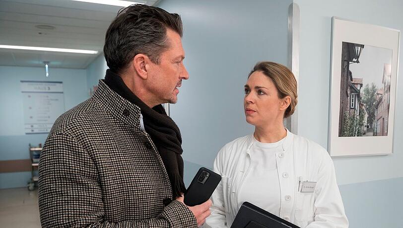 "Rote Rosen": Britta bremst Ralf angespannt ein, um ihre Patienten zu schützen.