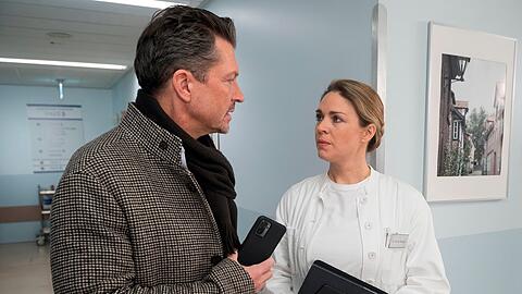 "Rote Rosen": Britta bremst Ralf angespannt ein, um ihre Patienten zu schützen.