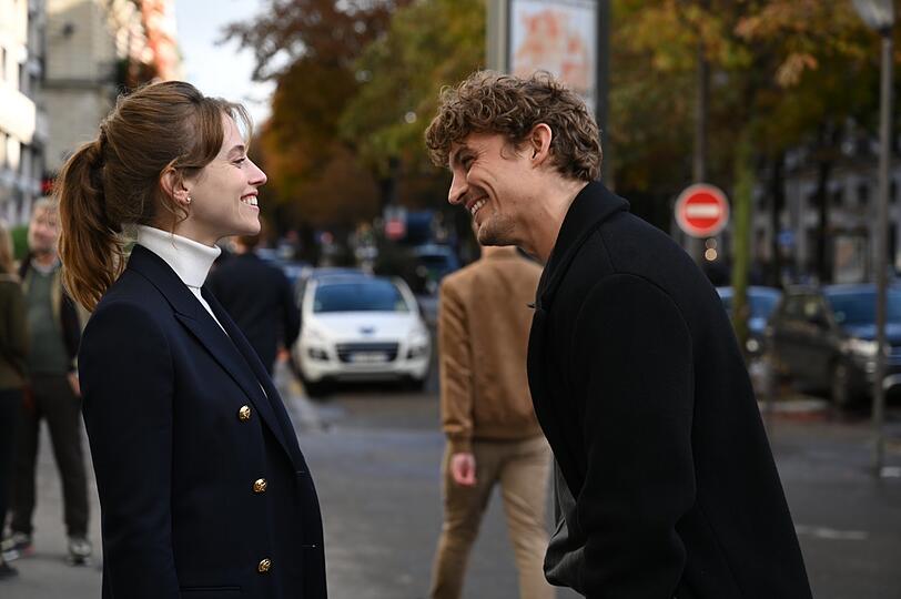 Hey, wir kennen uns doch - aus der Schulzeit in New York: Lou de Laâge und Niels Schneider als kommendes, heimliches Liebespaar in Paris. Denn sie ist verheiratet.